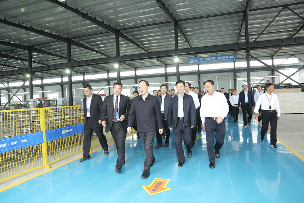 市委书记李乐成到湖北熊猫体育集团视察指导工作