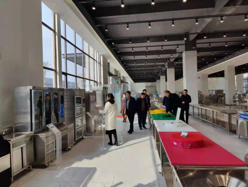 襄阳八中领导一行莅临熊猫体育集团参观考察