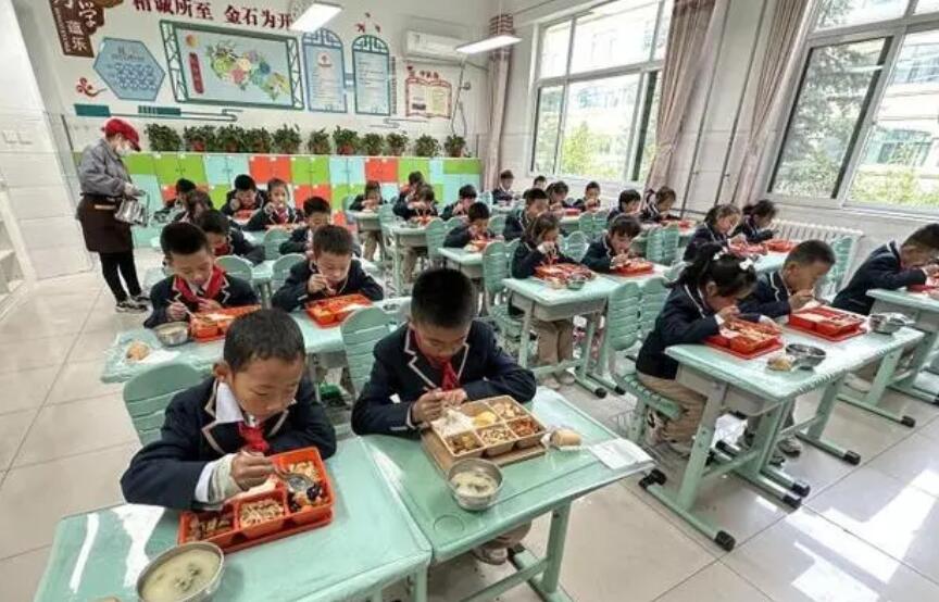 探访中小学生配餐“中央厨房”丨2小时加工2.75万份午餐 饭菜入口时不低于60℃