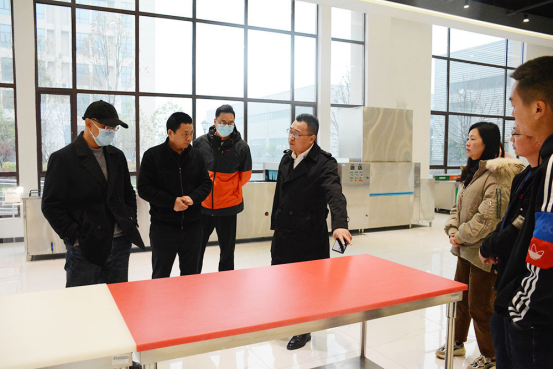 湖北智投一行参观我司研发的智能厨具