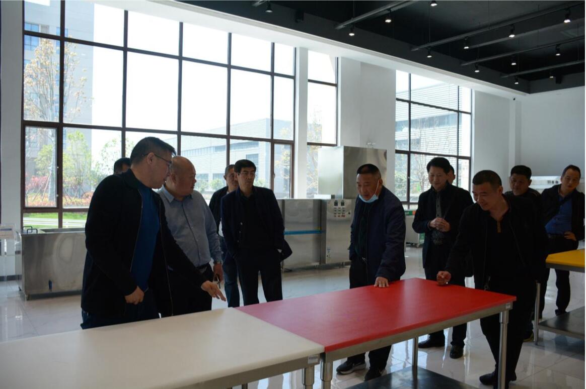 随县二中苏校长一行莅临熊猫体育集团参观指导工作