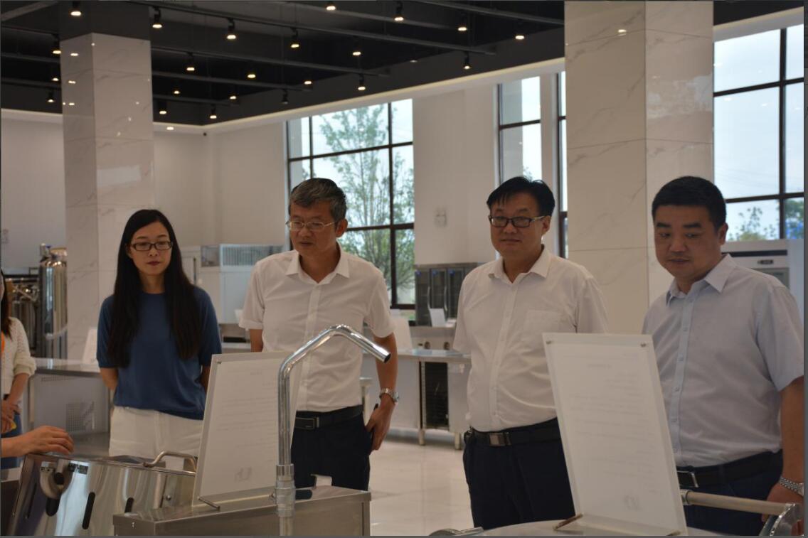 襄阳技师学院冯院长一行莅临熊猫体育集团参观考察