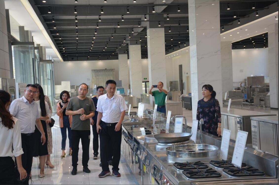 远安县教育局杨局长一行莅临湖北熊猫体育集团参观考察