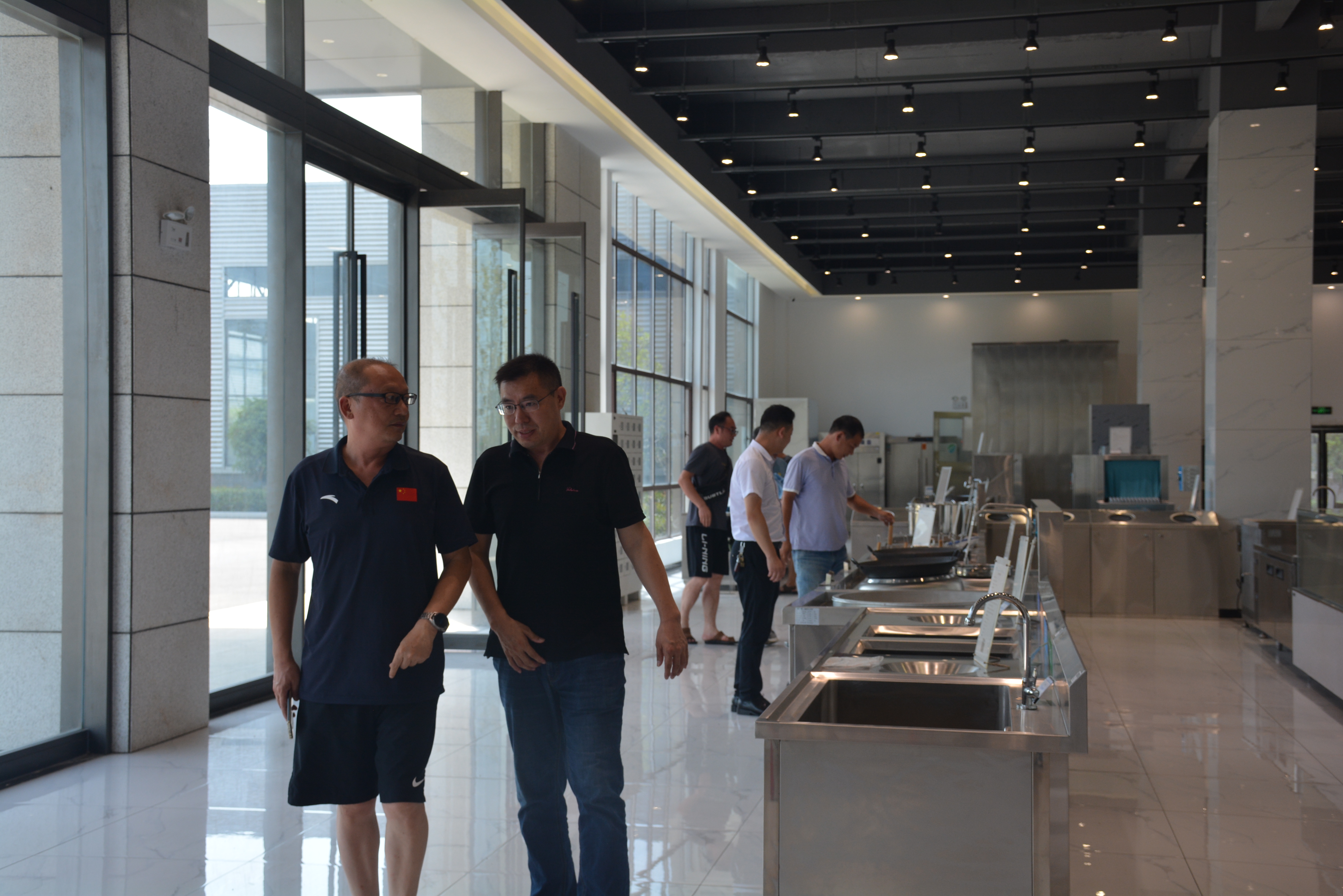 潜江实验小学汪校长一行莅临湖北熊猫体育集团参观考察工作