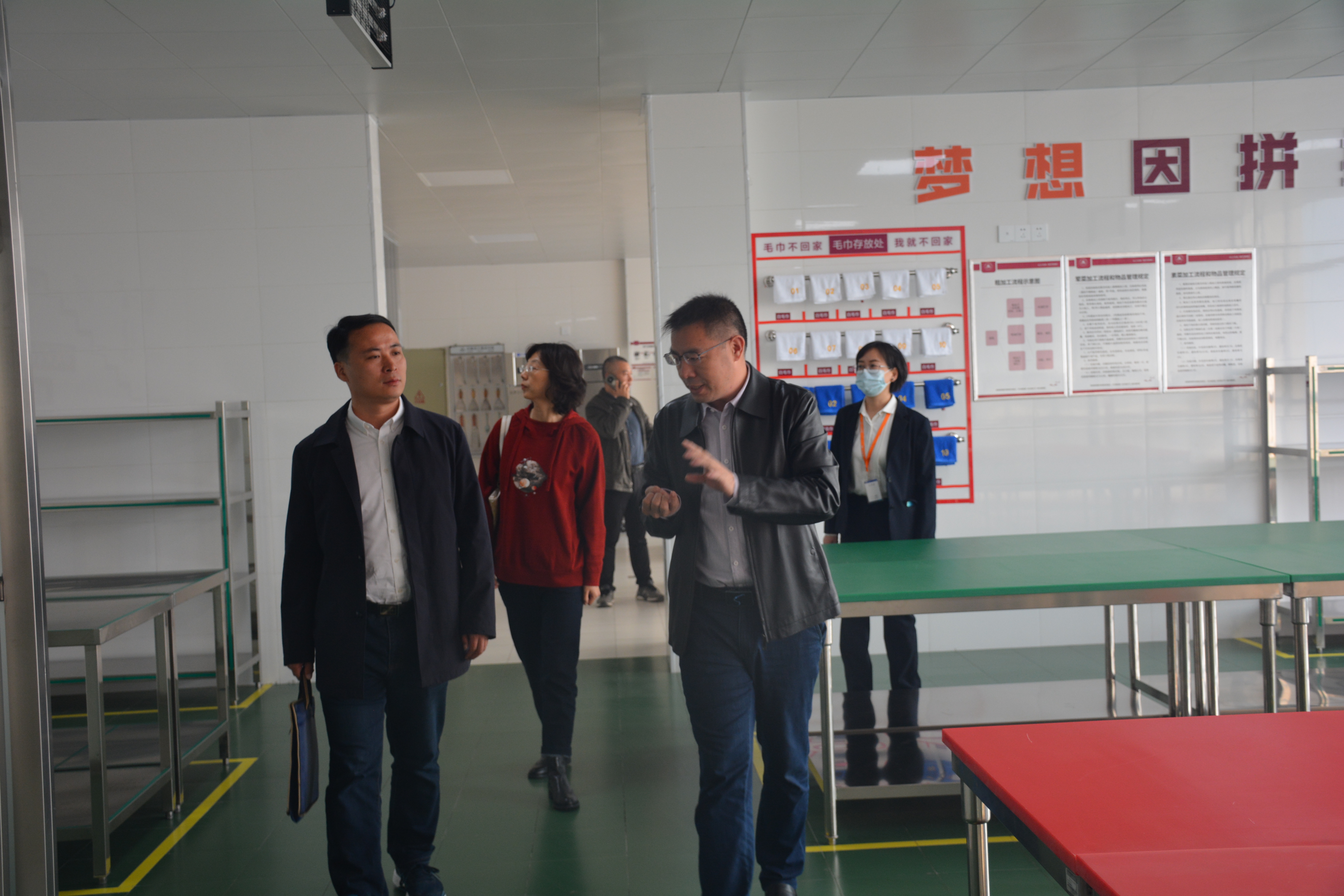 市纪委张书记一行深入湖北熊猫体育集团 参观调研