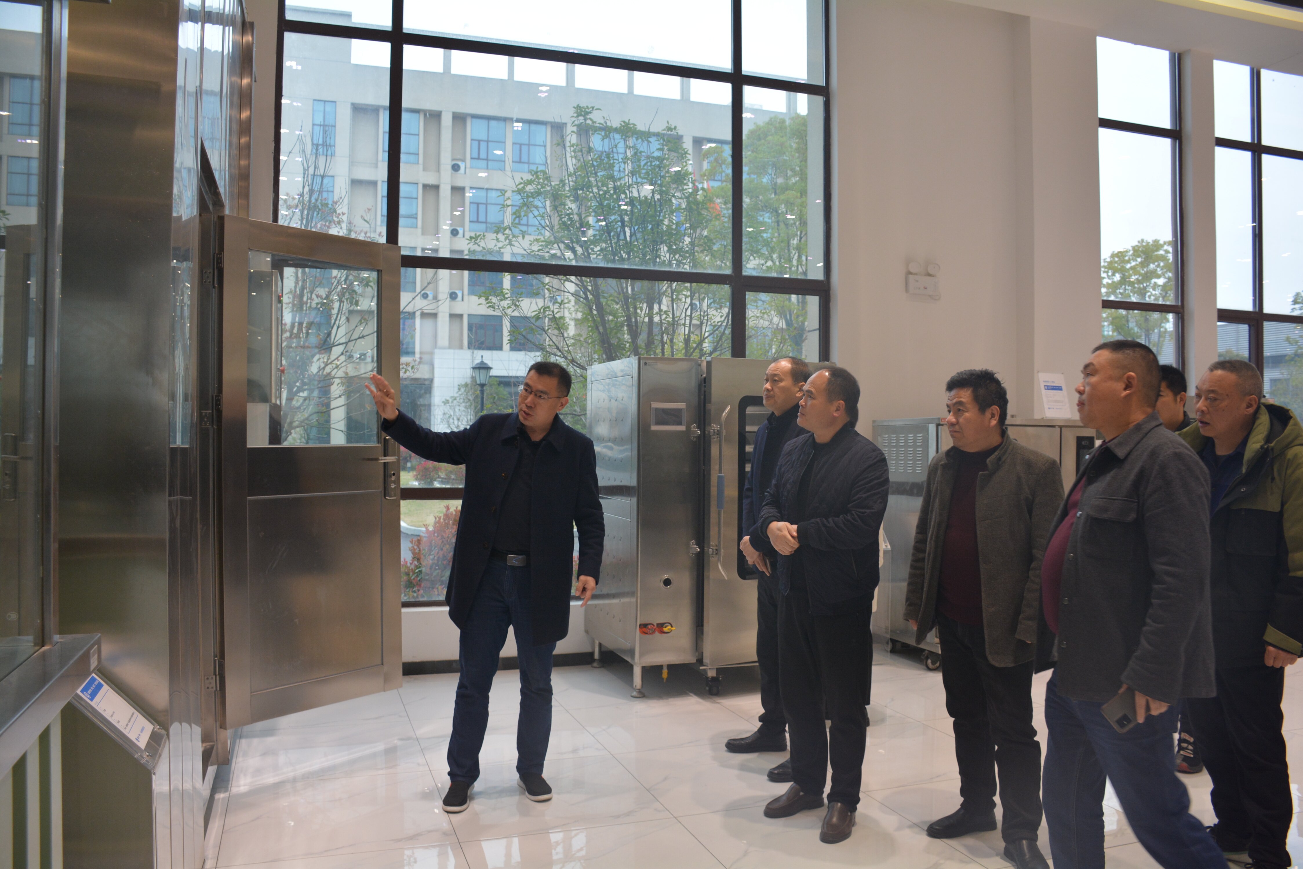 荆门市教育局刘大平主任一行莅临熊猫体育集团参观考察