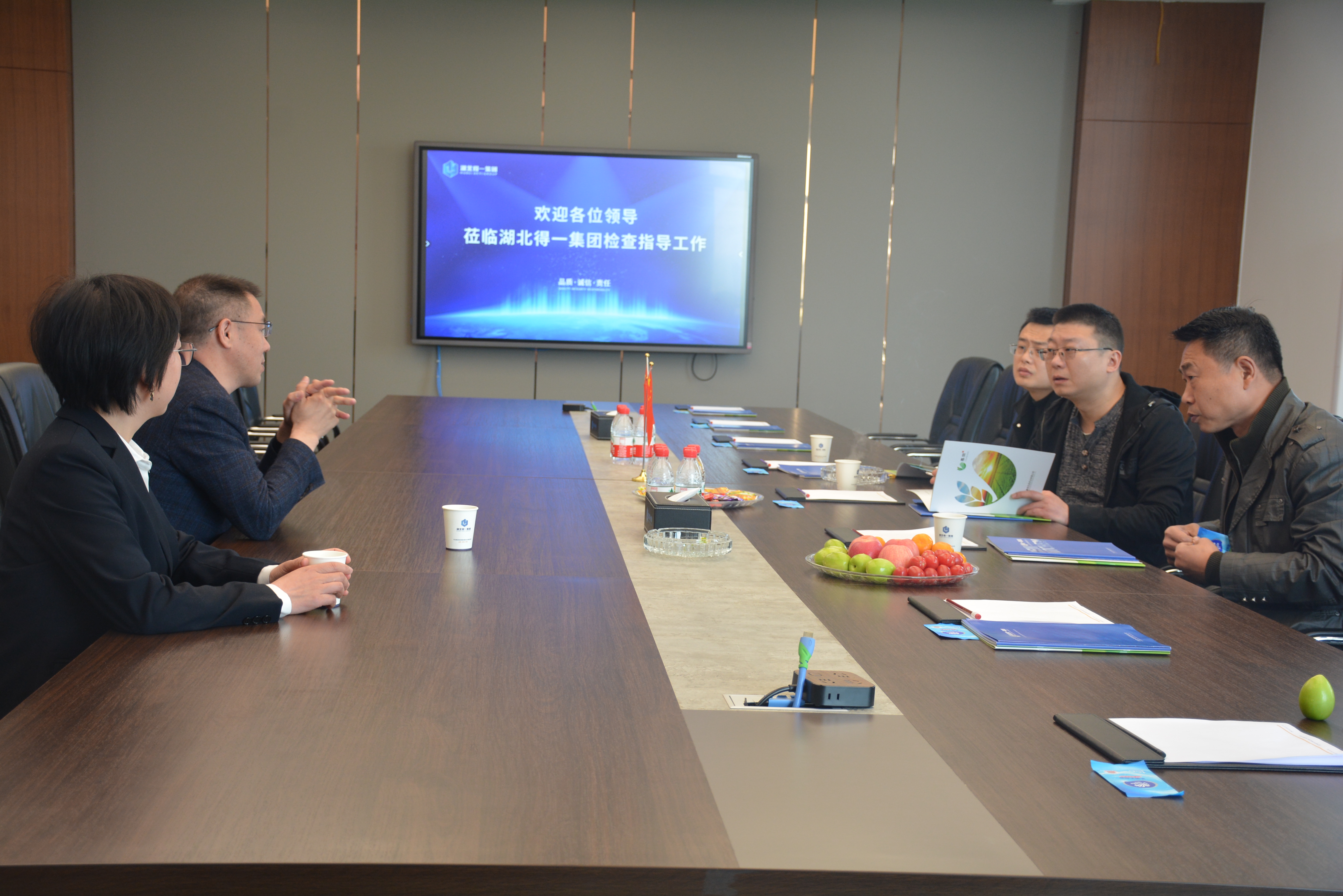 襄阳市机关服务中心杨科长一行莅临熊猫体育参观考察