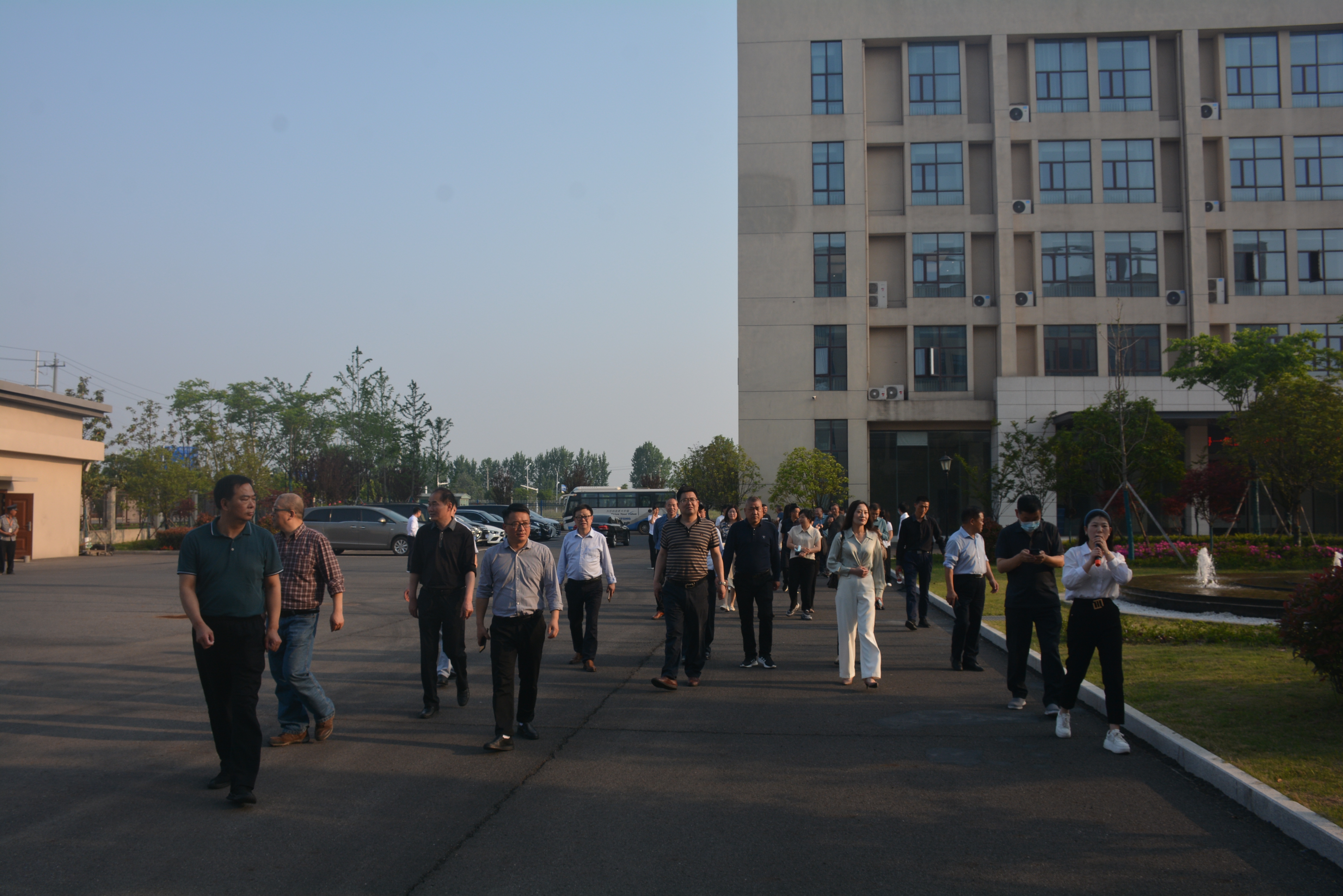 十堰市教育局后勤办一行莅临熊猫体育集团参观考察